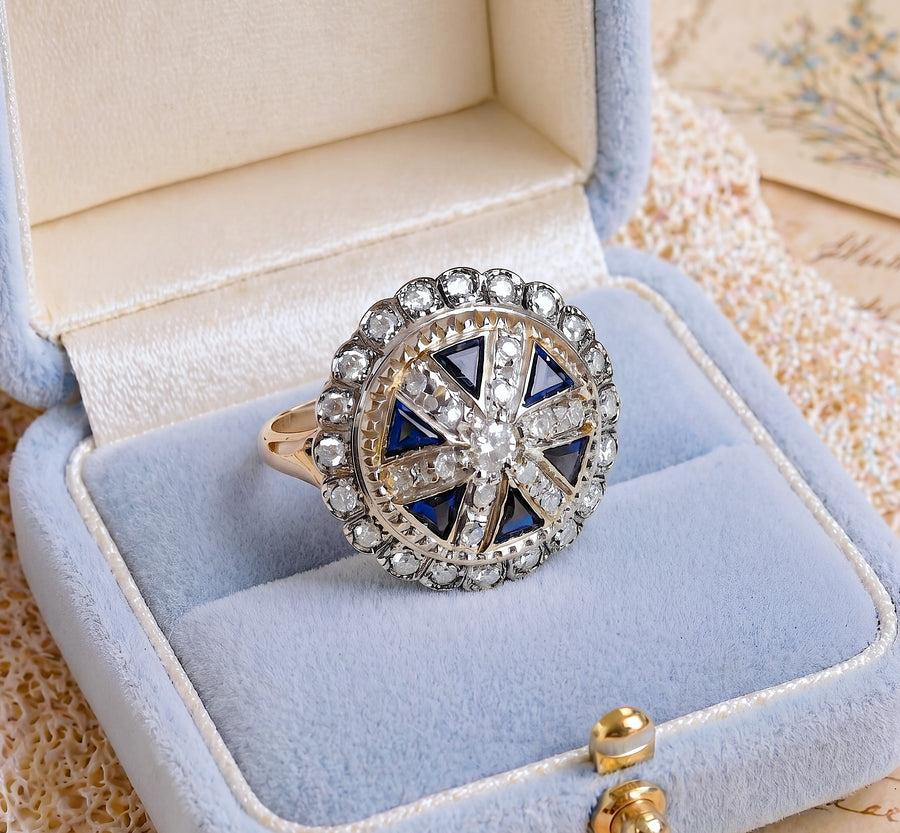 vue en macro de bague vintage (1950-1960) saphirs diamants Or rose 18K