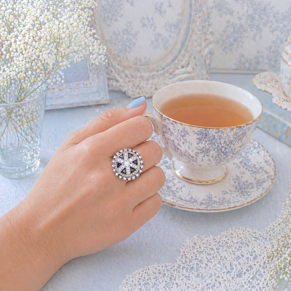 bague vintage (1950-1960) saphirs diamants Or rose 18 carats vue romantique sur une main de femme