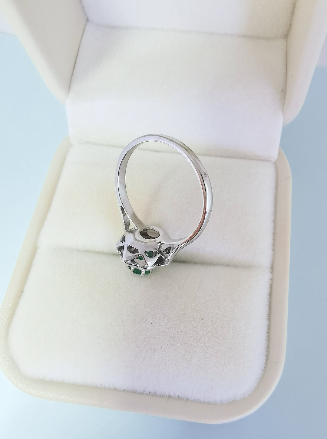 vue du dessous bague vintage des années 1950-1960