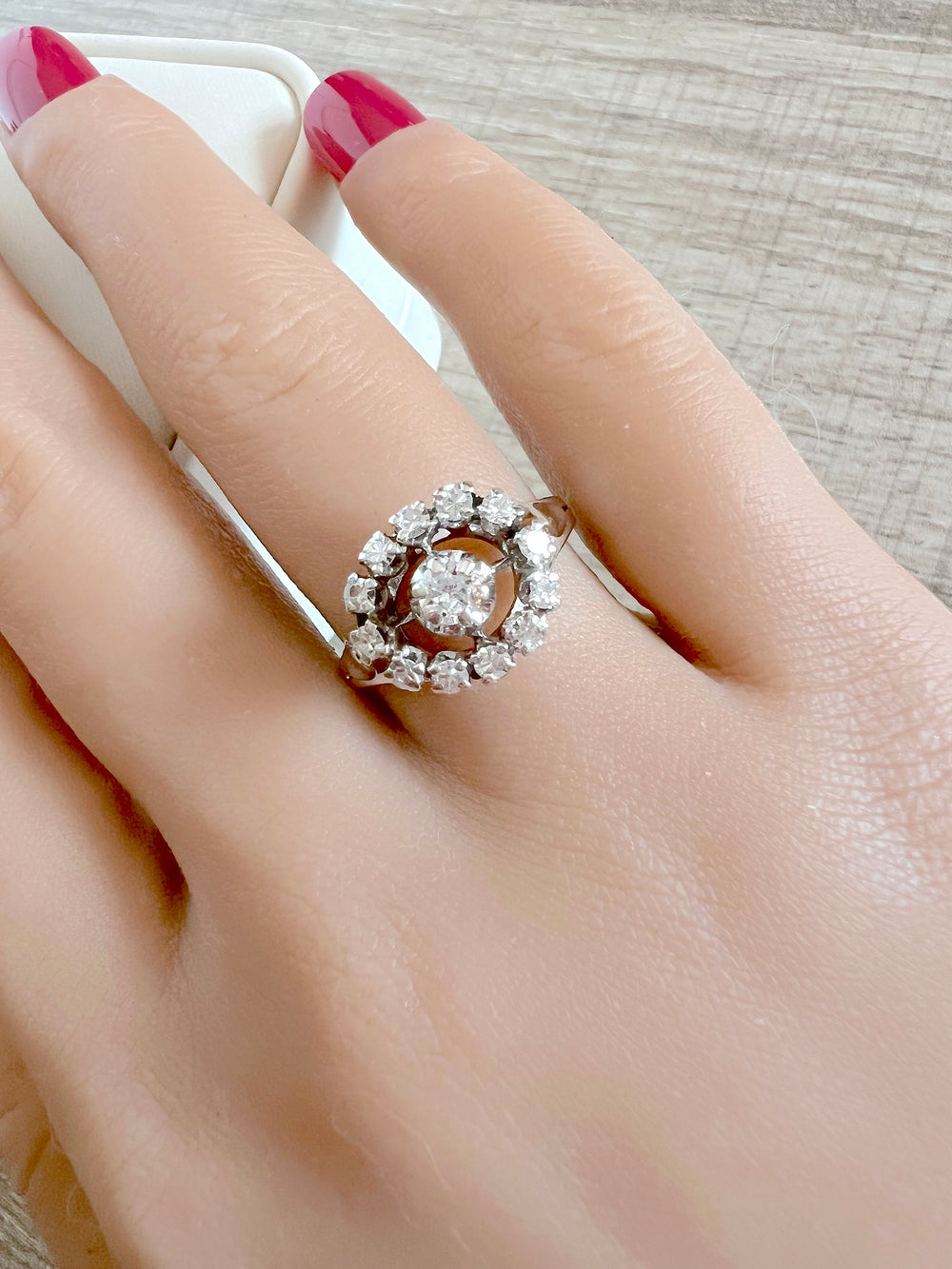 photo sur main de bague ancienne diamants or