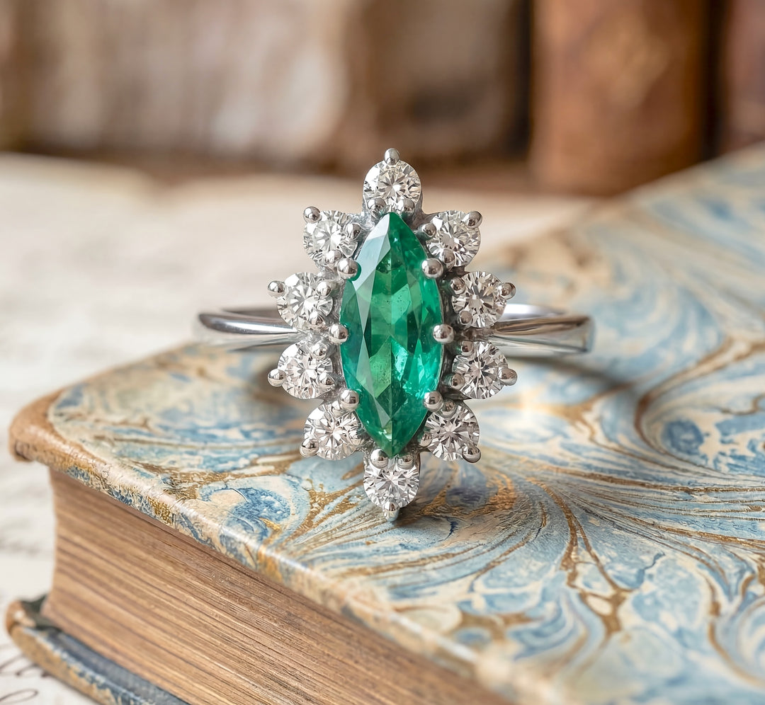 vue en macro bague vintage emeraude diamants or blanc 18K