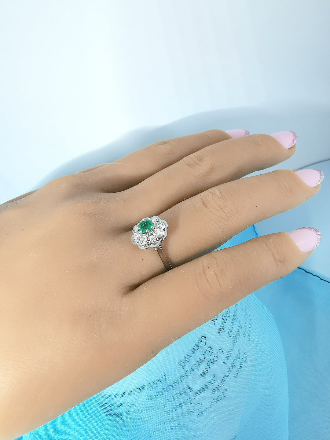 vue sur main bague vintage marguerite emeraude et diamants or et platine