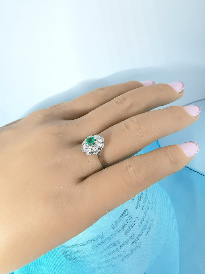 vue sur main bague vintage marguerite emeraude et diamants or et platine