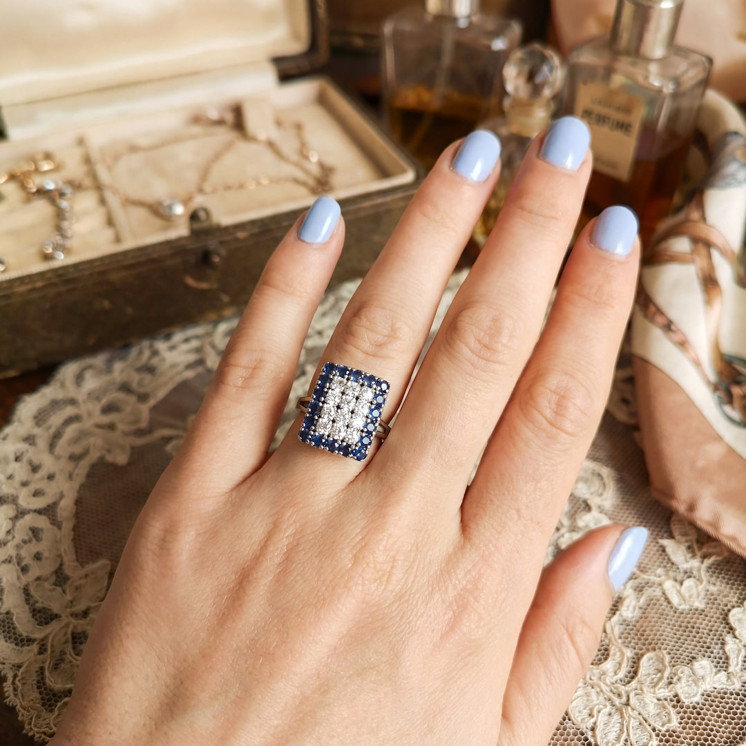 vue de la bague portée bague vintage saphirs diamants or 18K