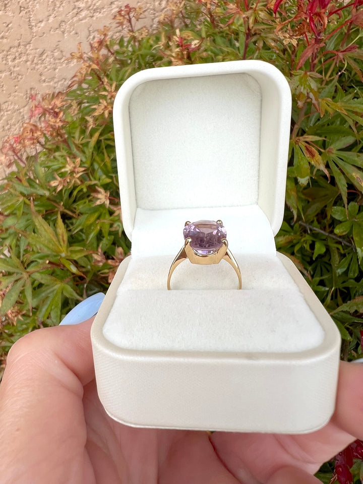Bague améthyste en or jaune 18K dans un écrin ouvert crème, monture vue de dos, bijou de luxe d'occasion pour femme