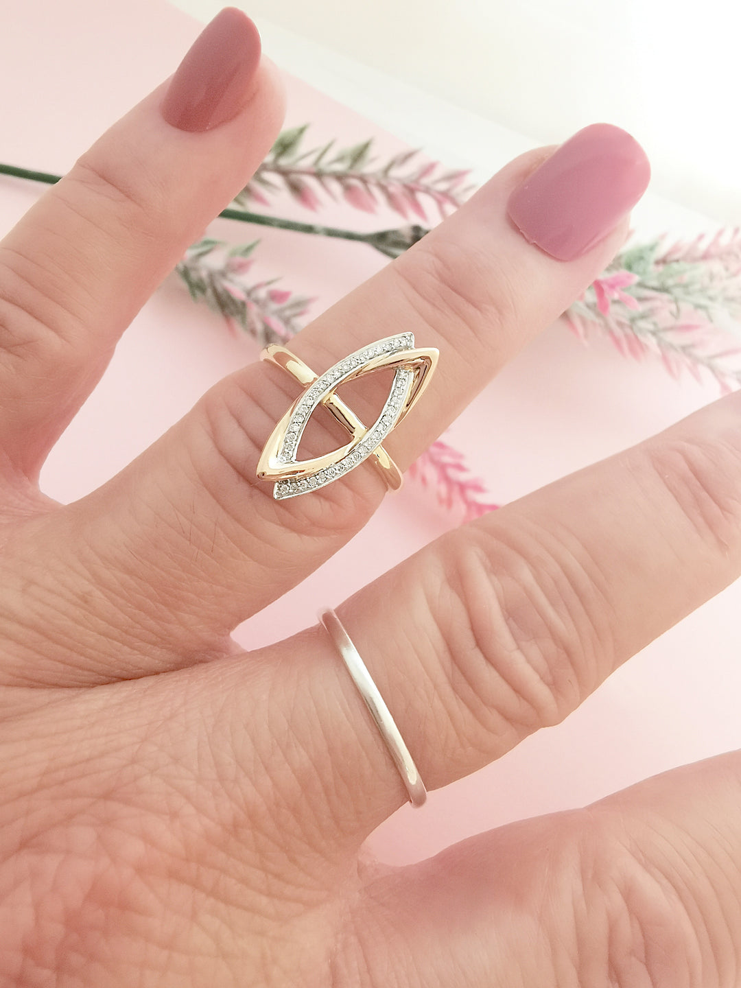 photo portée bijou contemporain bague femme diamants 2 ors 18K