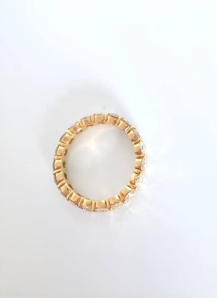 photo macro de la tranche bijou d'occasion alliance vintage diamants