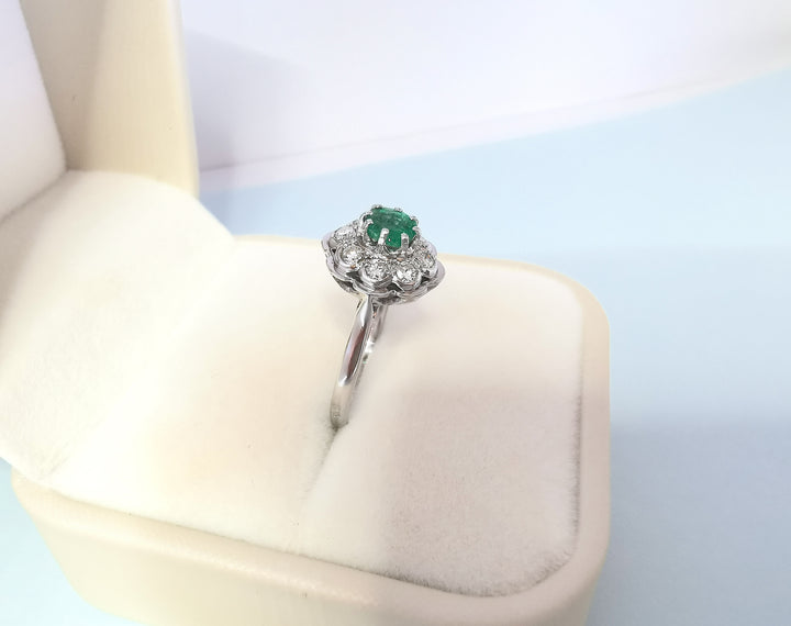 vue du plateau bijou d'occasion bague marguerite vintage emeraude  diamants or 18 carats et platine