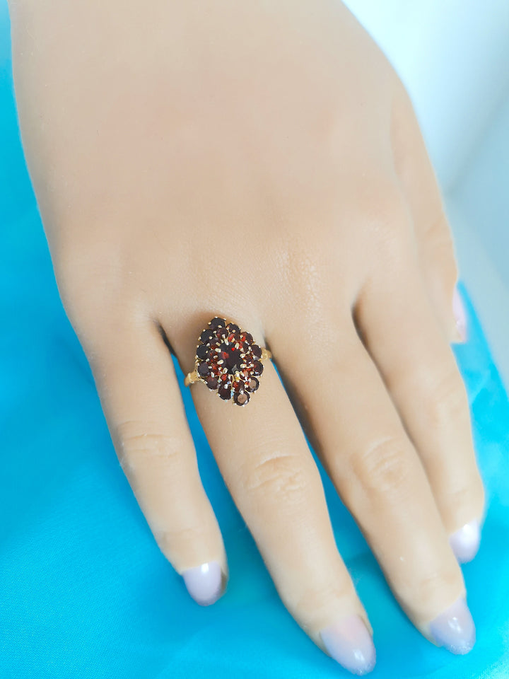 photo sur main bijou femme bague marquise grenats or jaune 18K