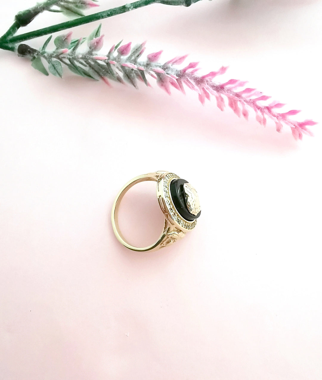 photo de côté bijou homme bague tete de Gorgone sur Onyx Or Jaune 18 K