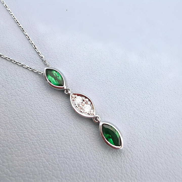 photo à plat bijou occasion collier grenats verts tsavorite diamants en  Or Blanc 18carats