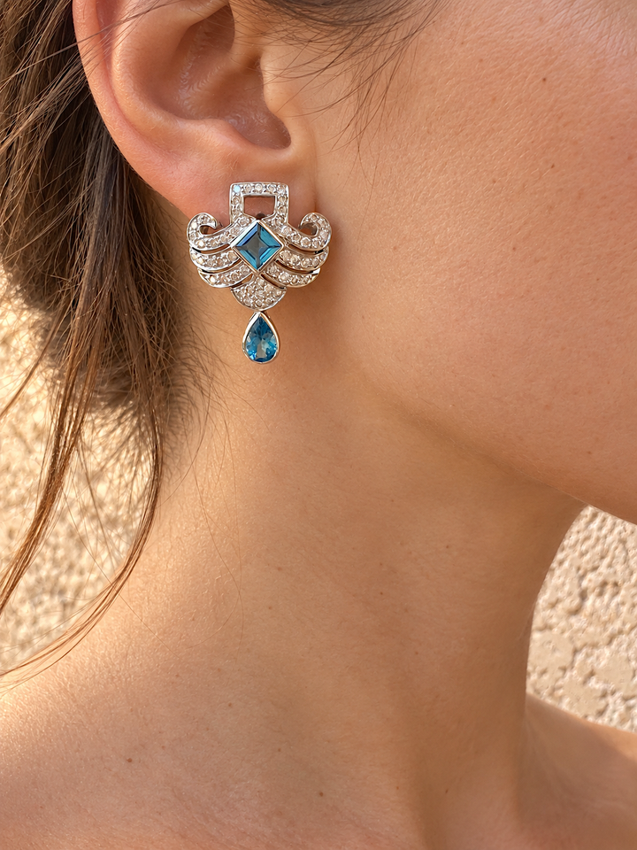 Boucle d’oreille topaze bleue et diamants en or gris 18K portée à l’oreille, joaillerie de seconde main