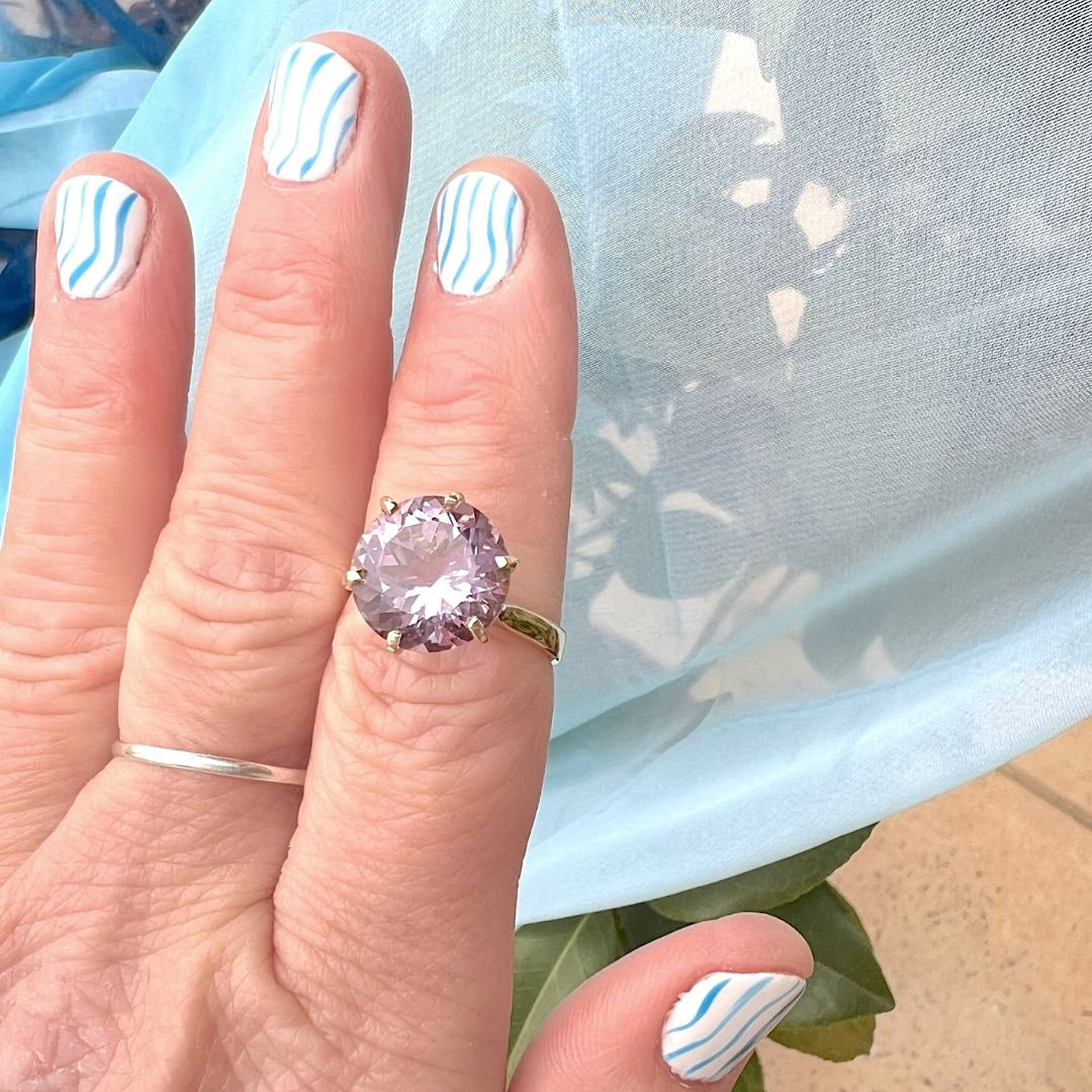 photo sur la main bijoux Bague Amethyste en Solitaire Or Jaune 18K 