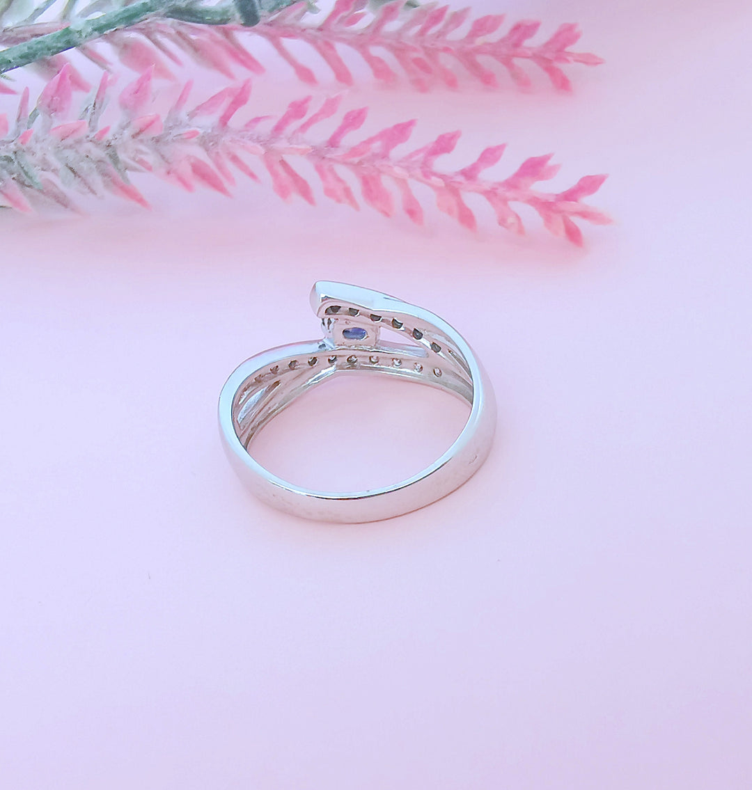 photo de l'intérieur bijoux de luxe femme bague saphir et diamants