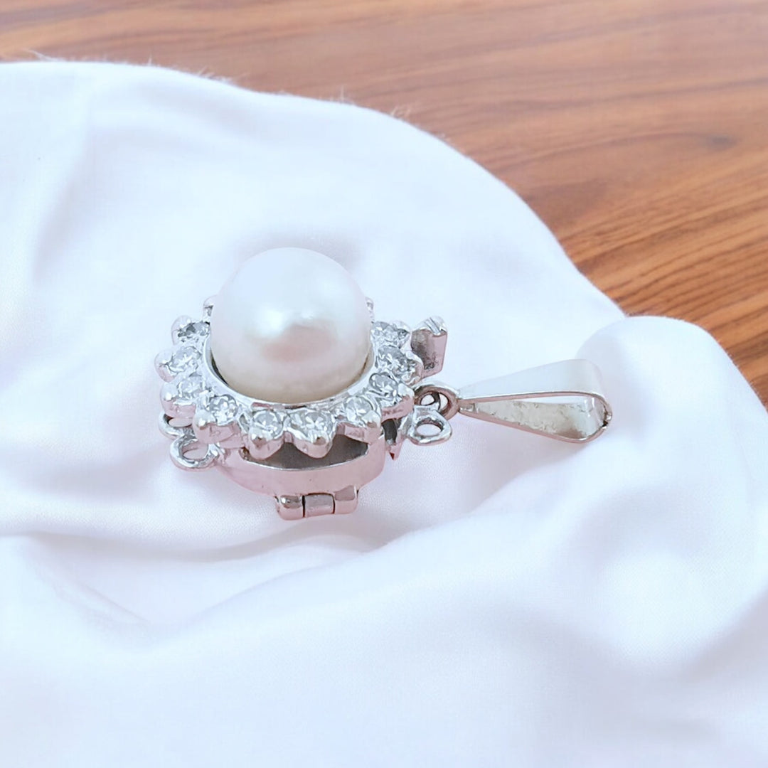 photo macro bijoux de luxe pendentif perle de culture et diamants or blanc 18K