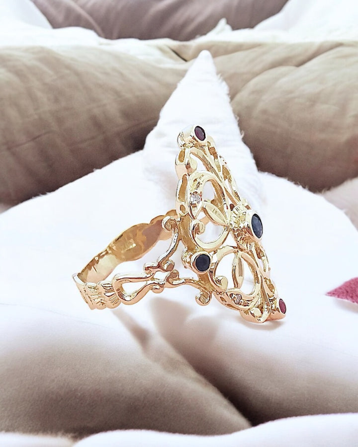 photo macro joaillerie circulaire de luxe bague or 18K rubis saphirs diamants