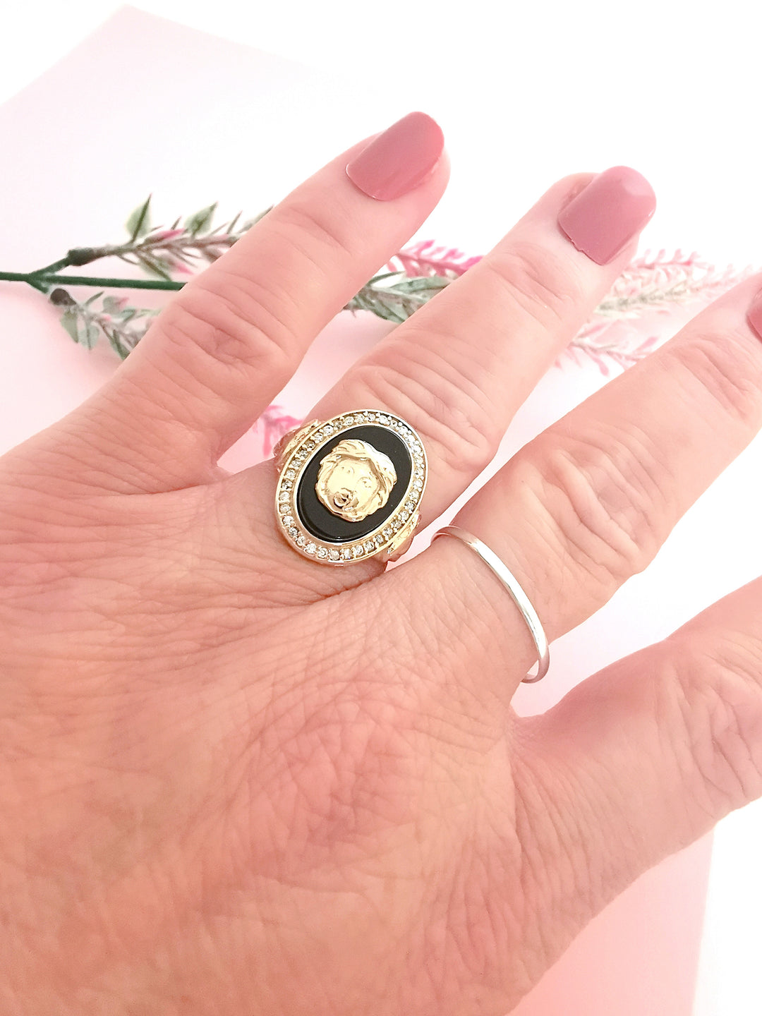 photo sur main joaillerie de luxe bague de seconde main valordiams tete de Gorgone sur Onyx Or Jaune 18 K