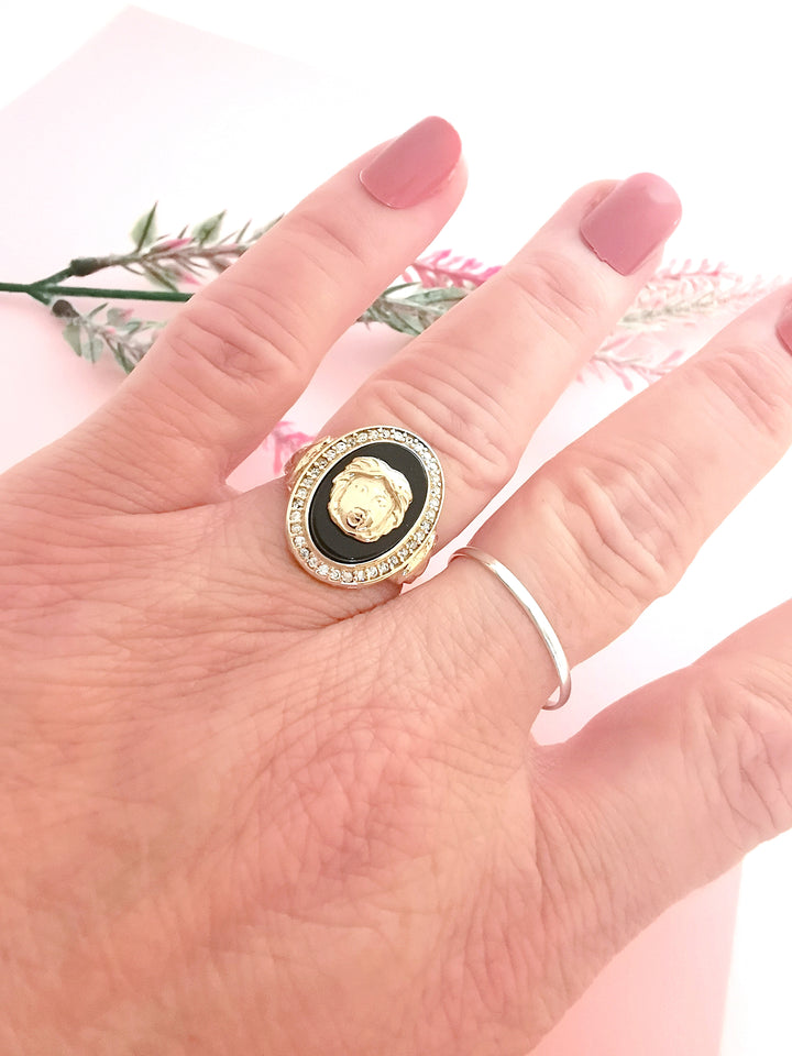 photo sur main joaillerie de luxe bague de seconde main valordiams tete de Gorgone sur Onyx Or Jaune 18 K