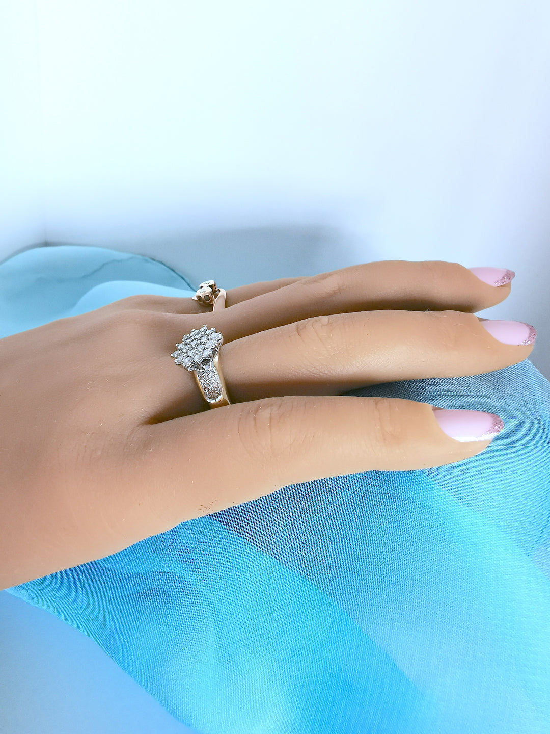 photo portée bijoux occasion bague femme diamants or 18 carats