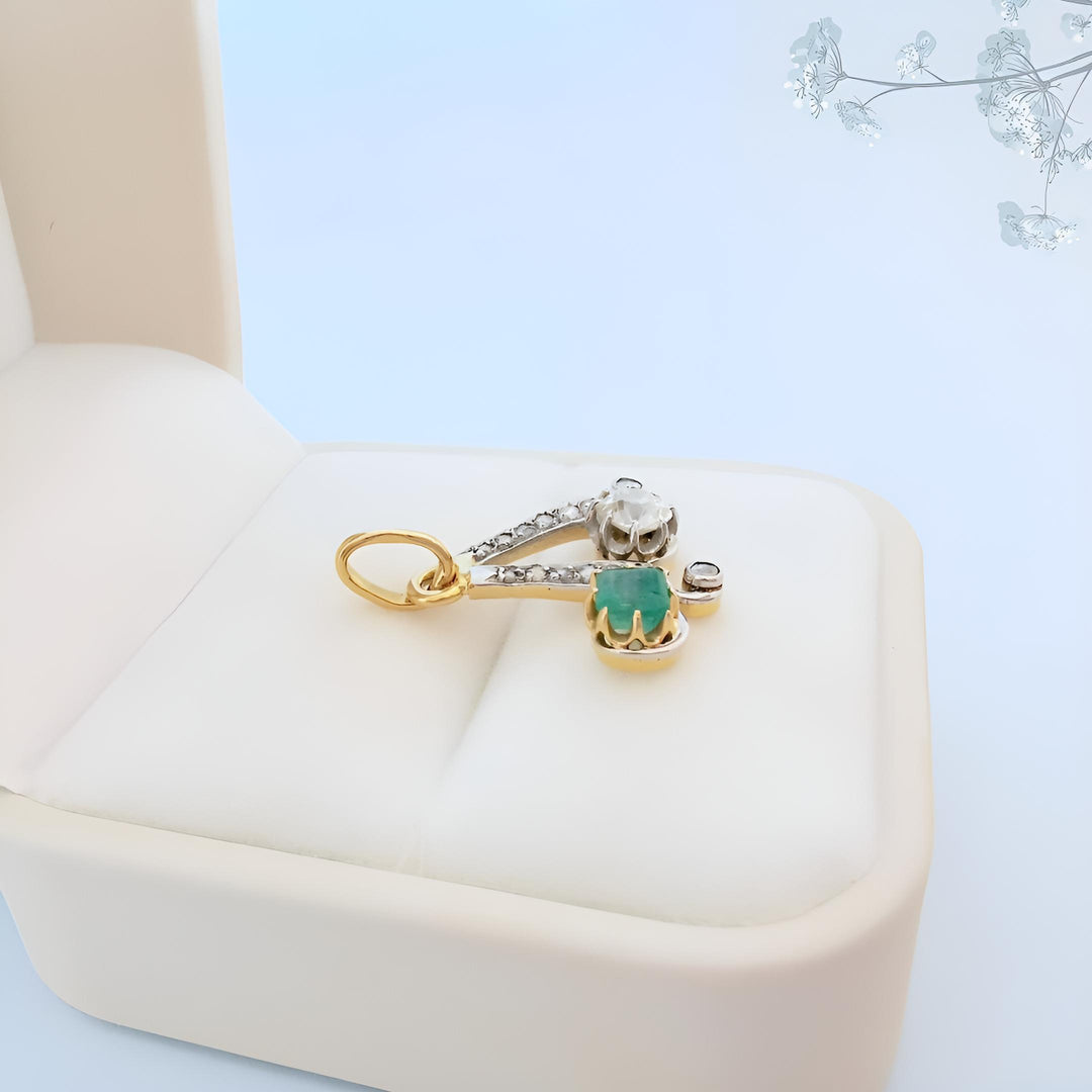 Pendentif ancien belle époque émeraude et diamants sur or 18K et platine (950°/°°)