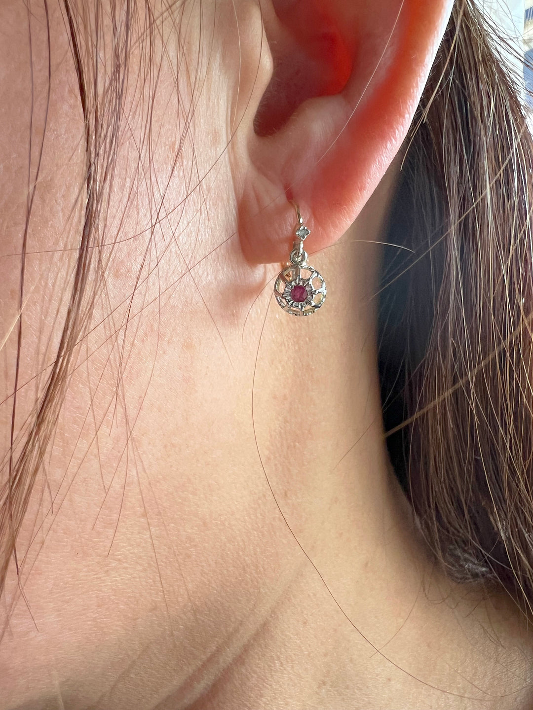photo portée boucles d'oreilles dormeuses anciennes