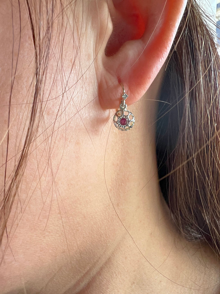 photo portée boucles d'oreilles dormeuses anciennes