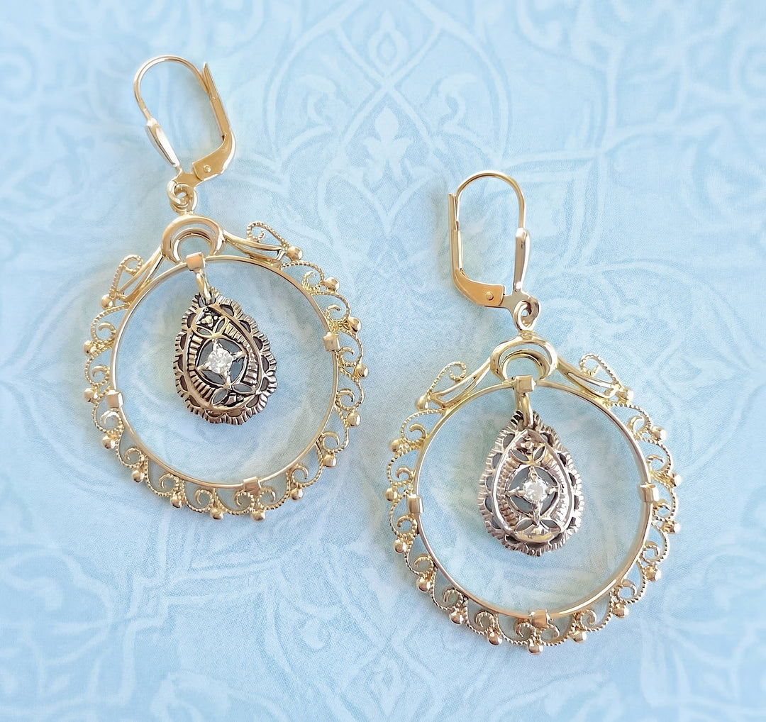 vue en macro boucles d'oreilles orientales pendantes or 18 carat
