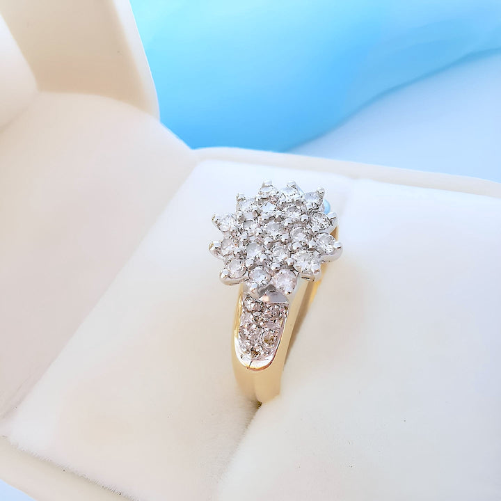 photo en macro boutique valordiams bague fleur or 18K diamants 