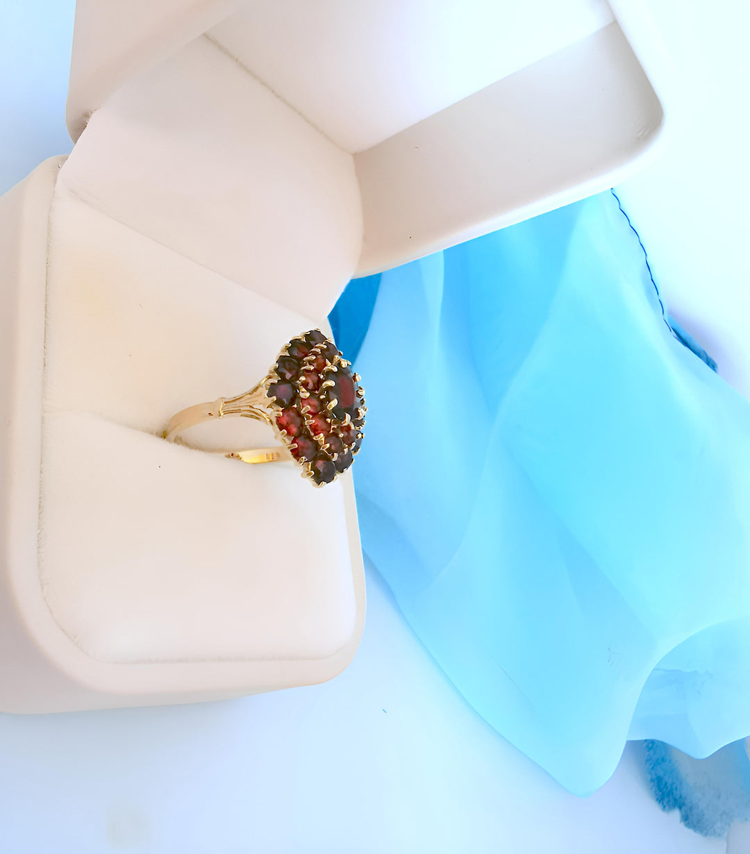 photo en relief boutique valordiams bague marquise en grenats or jaune 18K