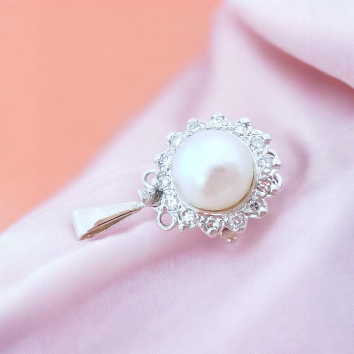 photo à plat boutique valordiams pendentif femme de seconde main perle de culture diamants or blanc 18 carats