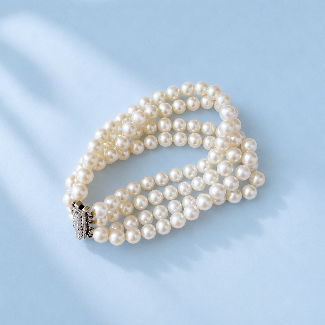 Bracelet perles de culture fermoir barrette diamants or gris 18K, années 1960 — Valordiams