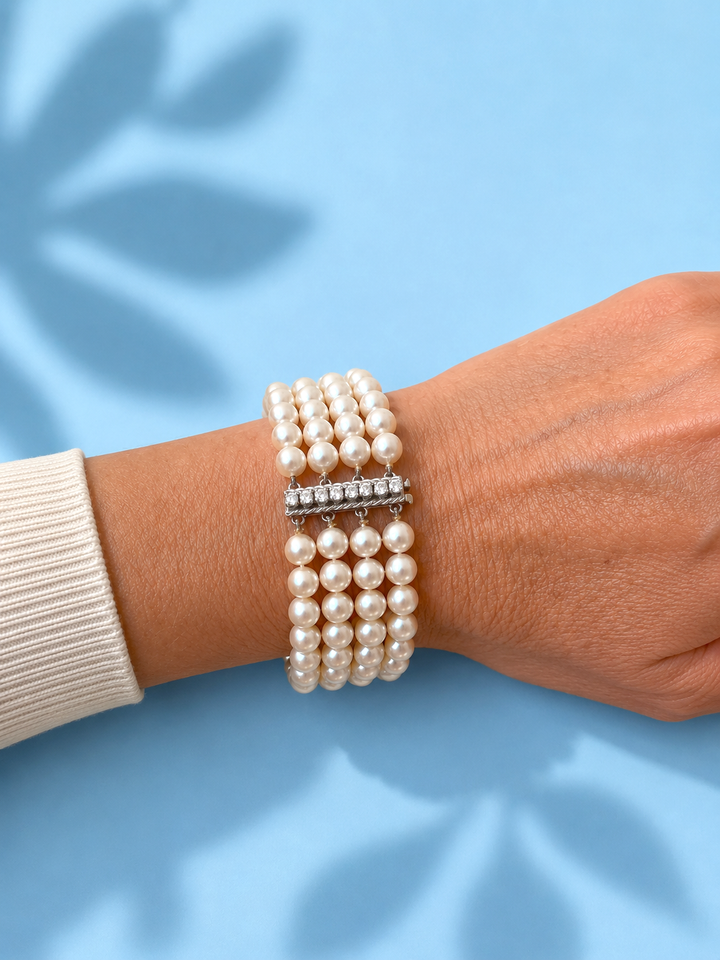 Détail travail français années 1960, bracelet perles de culture et diamants or gris 18K — Valordiams