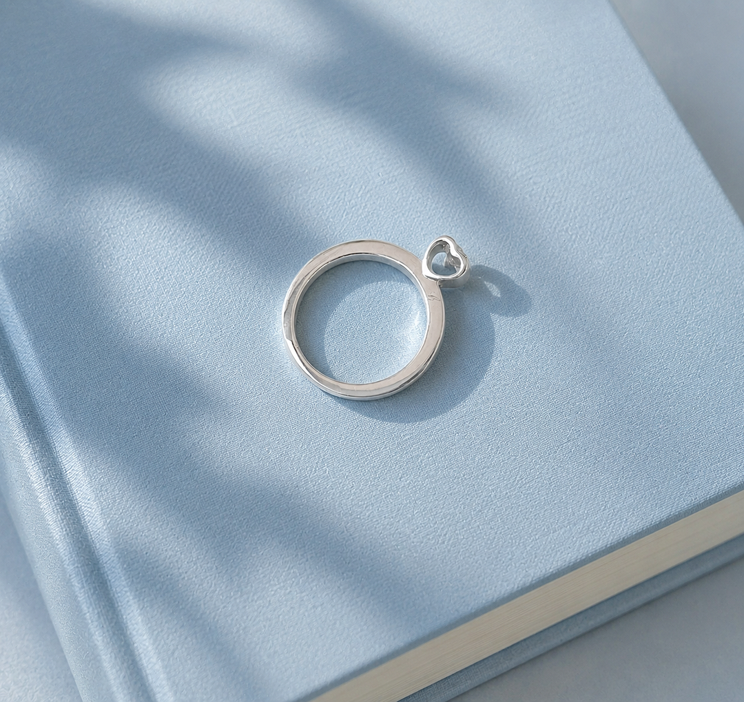 bague posée sur l'écrin vue de dos