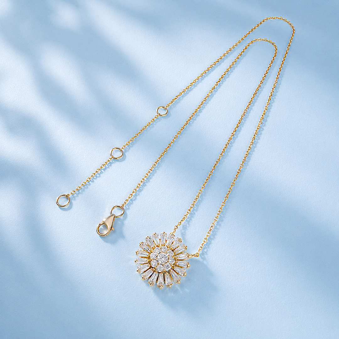 Gros plan du pendentif fleur en diamants tapers sur collier or jaune 18 carats