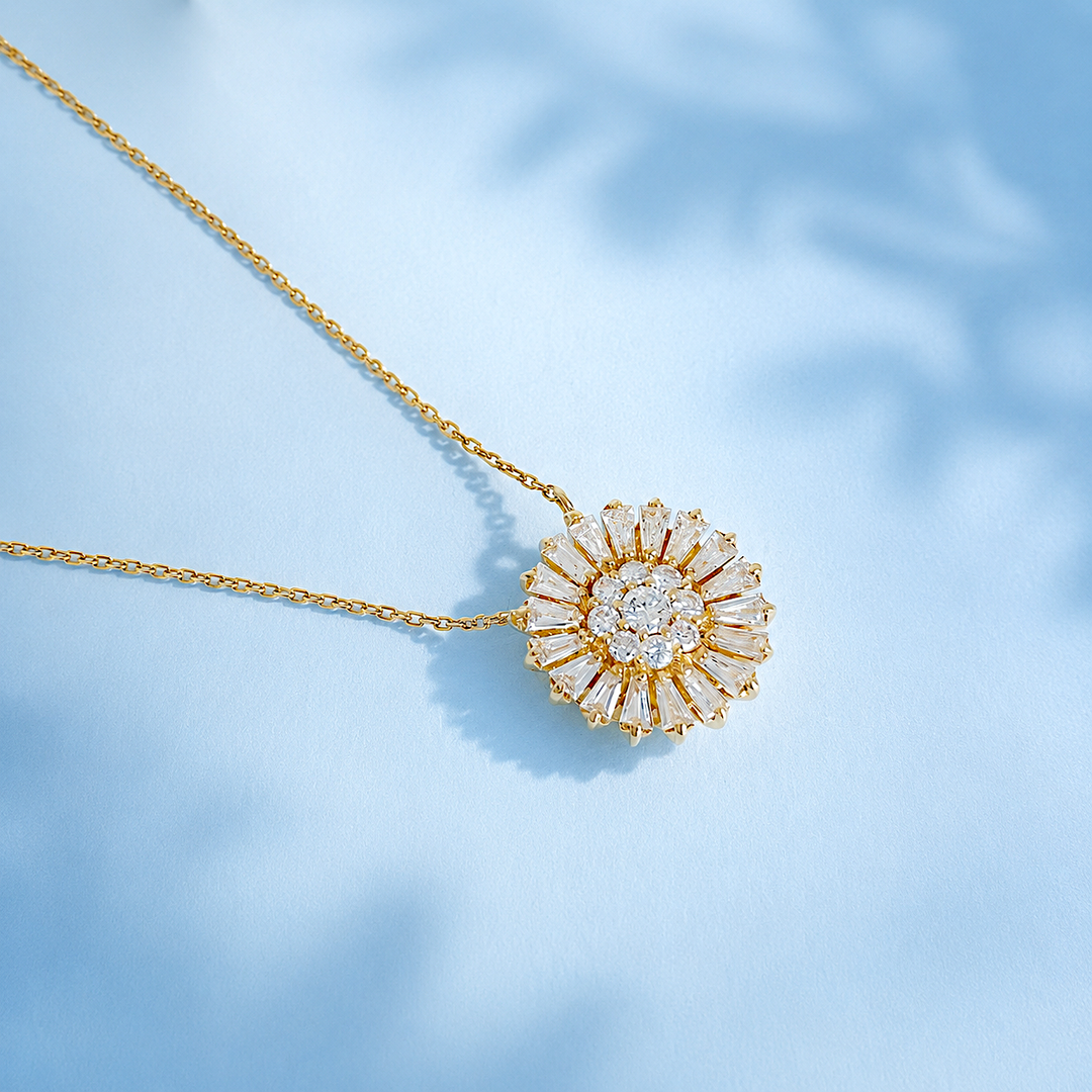 Vue détaillée du collier fleur diamants en or jaune 18 carats