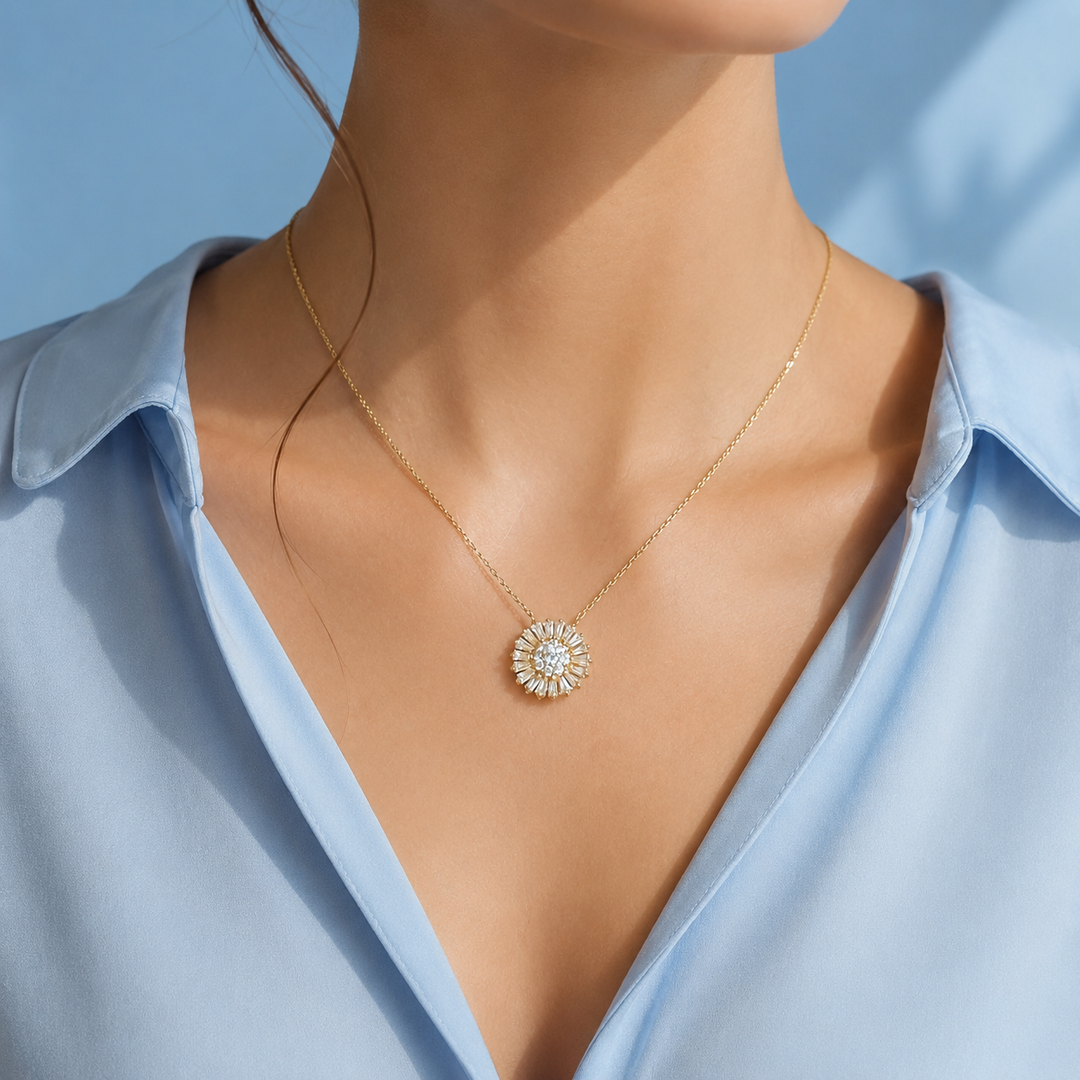 Collier fleur en or jaune 18K serti de diamants taille brillant et tapers