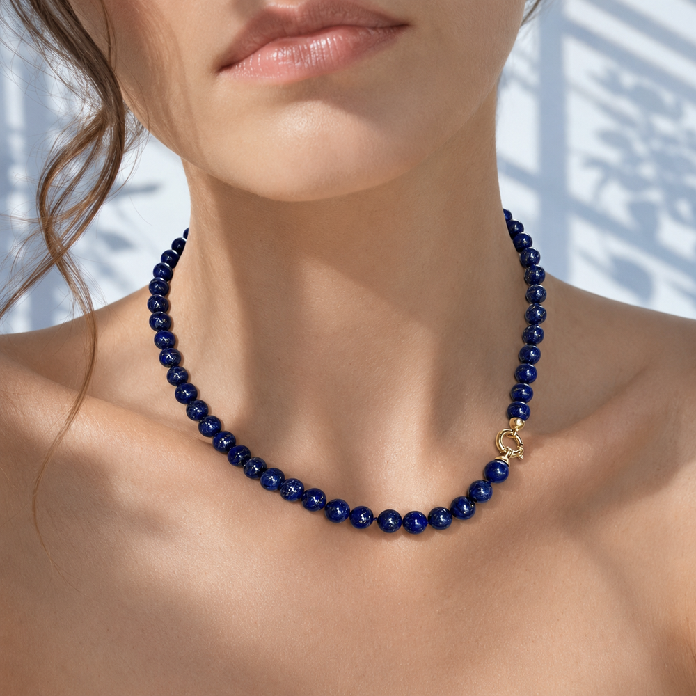 Femme portant un collier de perles en lapis-lazuli avec fermoir en or jaune 18 carats, bijou neuf