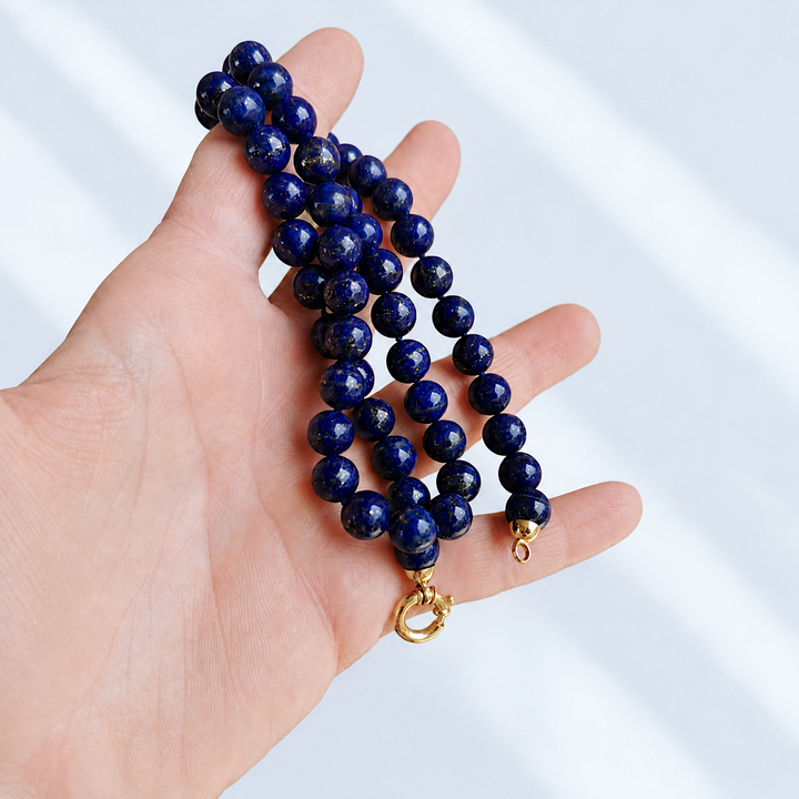 Collier de perles en lapis-lazuli naturel tenu à la main, fermoir en or jaune 18 carats, bijou neuf