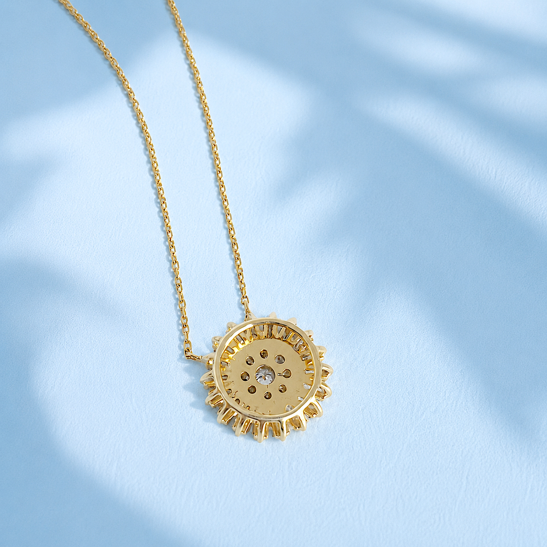 Pendentif ajouré laissant passer la lumière sur collier diamants or 18 carats