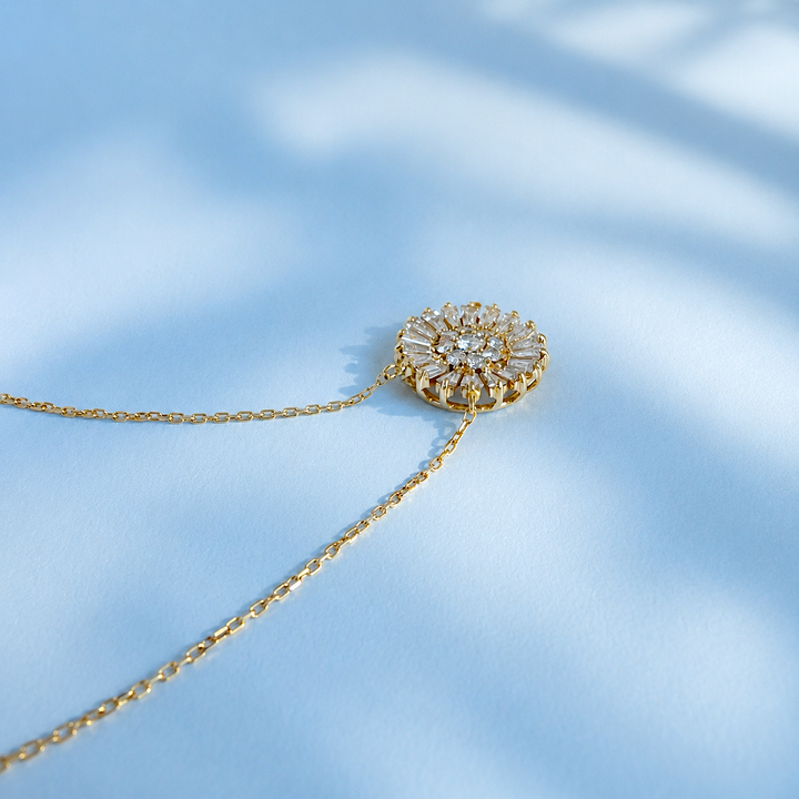 Pendentif fleur en diamants sur collier or jaune 18K