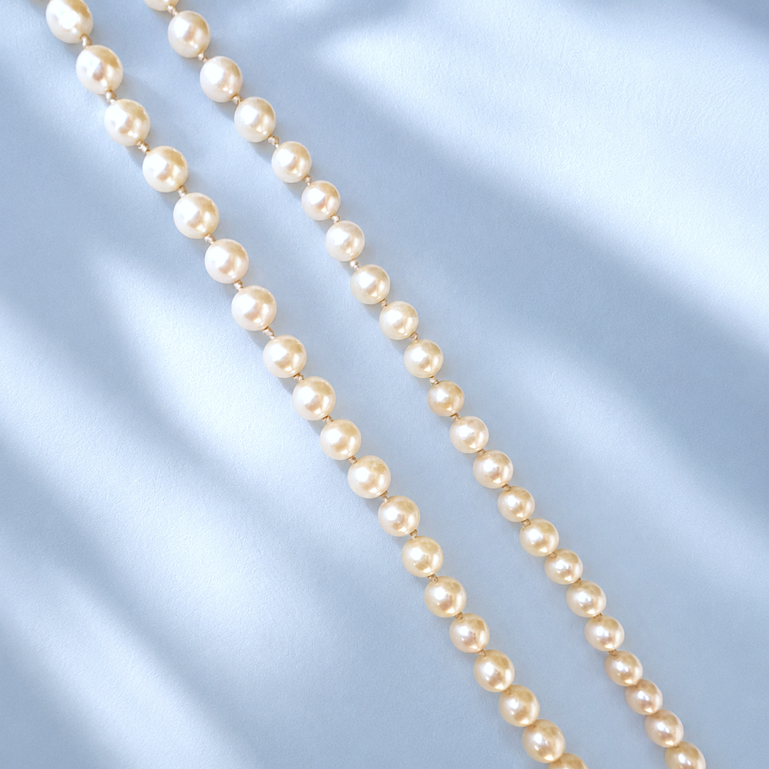 Gros plan sur les rangs de perles de culture blanc crème, collier élégant en or jaune 18K