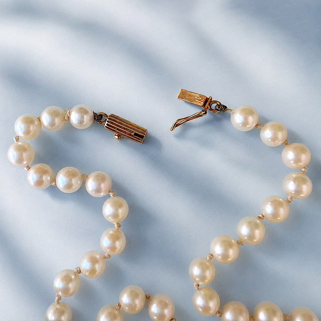 Détail du fermoir ouvert en or jaune 18K, collier de perles de culture d'occasion pour femme