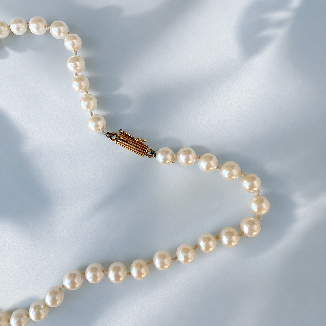 Gros plan du fermoir en or jaune 18K du collier de perles de culture, joaillerie de luxe