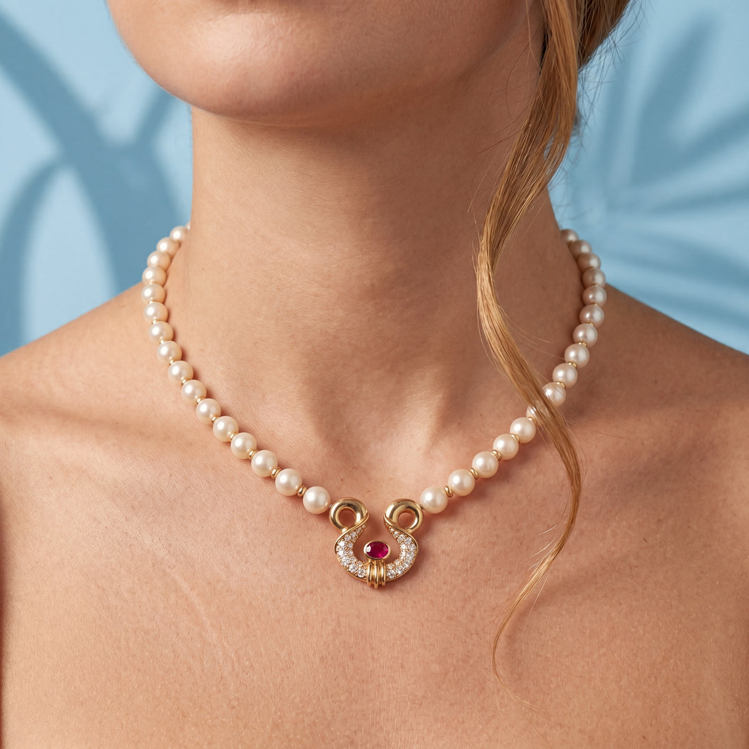 Collier perles de culture or jaune 18K – motif lyre rubis diamants porté