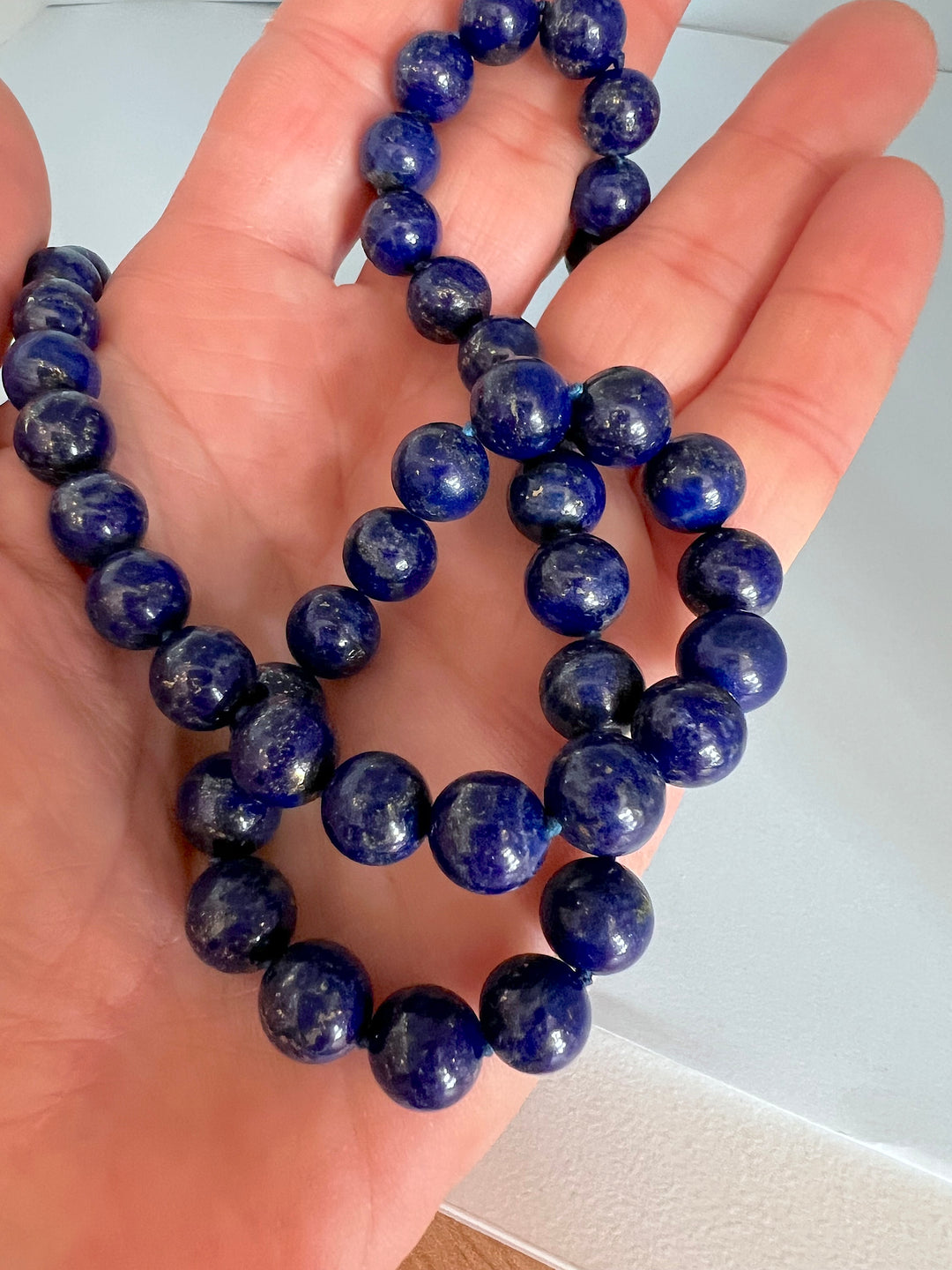 Collier de perles en lapis-lazuli bleu profond et fermoir en or jaune 18 carats, bijou de joaillerie de luxe