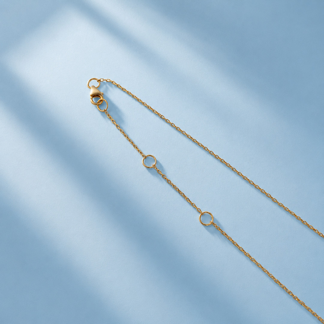 Poinçon hibou et 750 garantissant l'or jaune 18 carats du collier