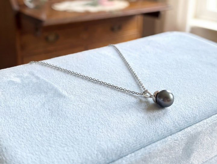 vue détaillée de l"ensemble collier bijou perle de Tahiti grise or 18K