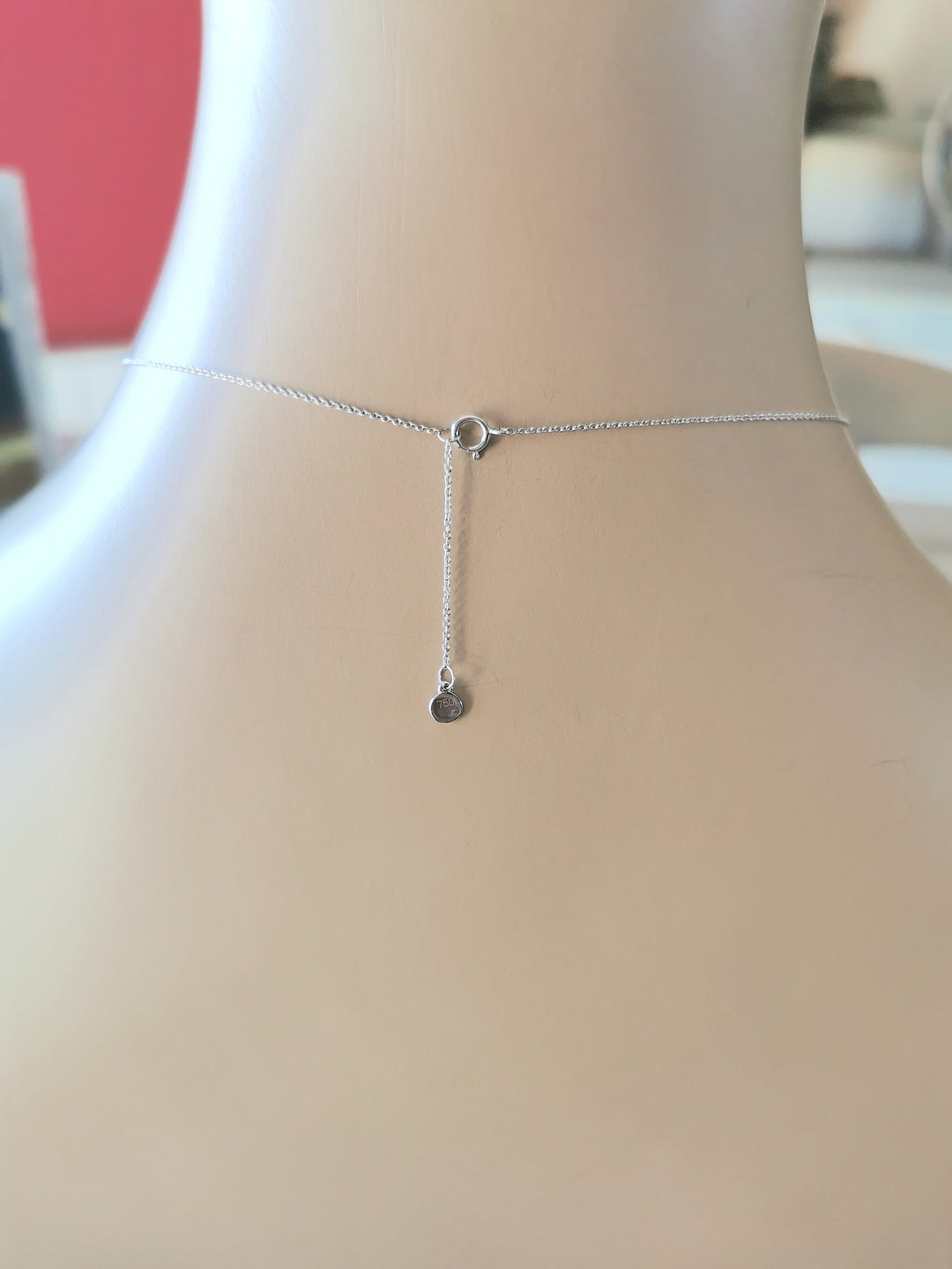 photo du collier contemporain fermé diamants or blanc 18 carats