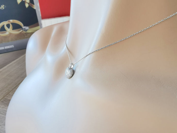 photo portée en biais collier de seconde main maty femme or blanc 18K