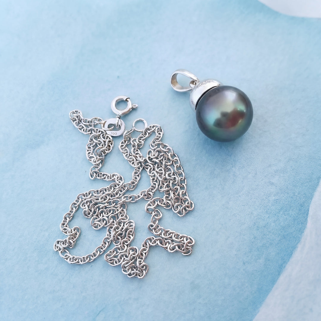 vue du collier et pendentif perle de Tahiti or blanc 18 carats